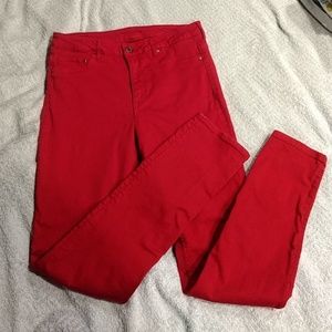 Cute red skinny jeans, statement and style